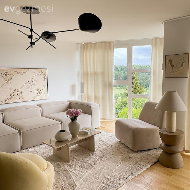 Salon, Modern, Krem, Sarı, Koltuk takımı, Berjer, Tablo, Duvar dekorasyonu, Avize, Aydınlatma, Salon avizesi, Tül perde, Perde, Orta sehpa, Sehpa, Yan sehpa, Halı, Salon halısı, Abajur