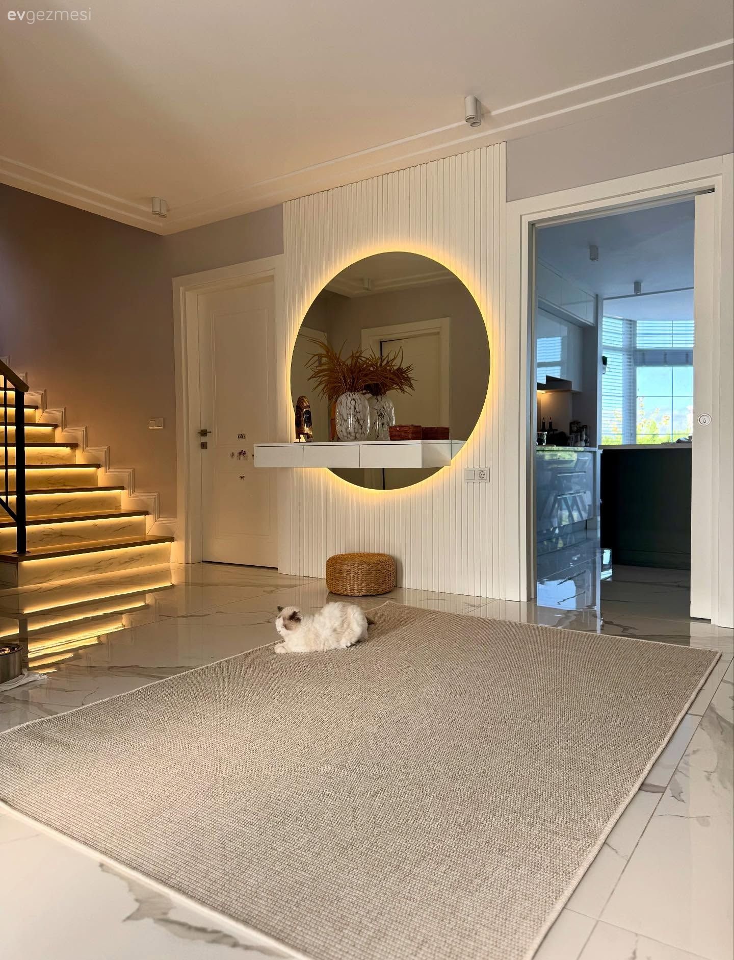 Bu Dubleks Evin İki Salonu Da Cazibe Konusunda Yarışıyor