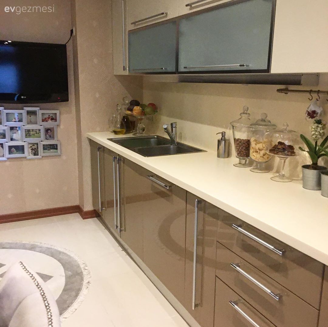 Mutfak, Capuccino mutfak, Beyaz, Krem, Modern mutfak, Mutfak tezgahı, Mutfak tezgah arası, Yuvarlak halı, Halı, Mutfak halısı, Ankastre, Mutfak televizyonu