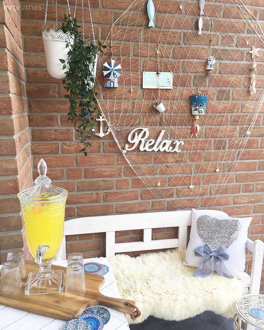 Dubleks evler, Dış cephe, Balkon, Taş duvar, Duvar dekorasyonu, Balkon duvar dekorasyonu, Bank, Çiçekler