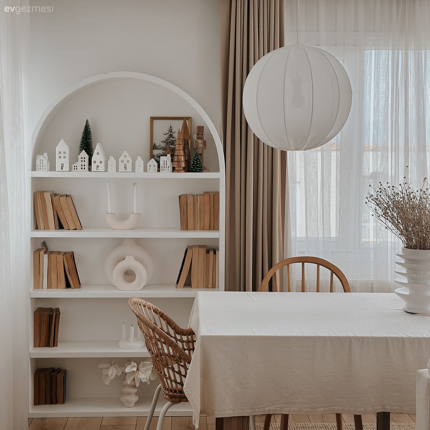 Kubbemsi Kitaplık Bu Salonun Ruhuna Çok İyi Gelmiş