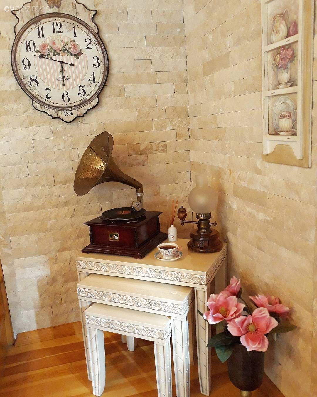 Taş duvar, Zigon sehpa, Duvar dekorasyonu, Metal duvar saati, Yapay çiçekler, Sehpa üstü aksesuarı