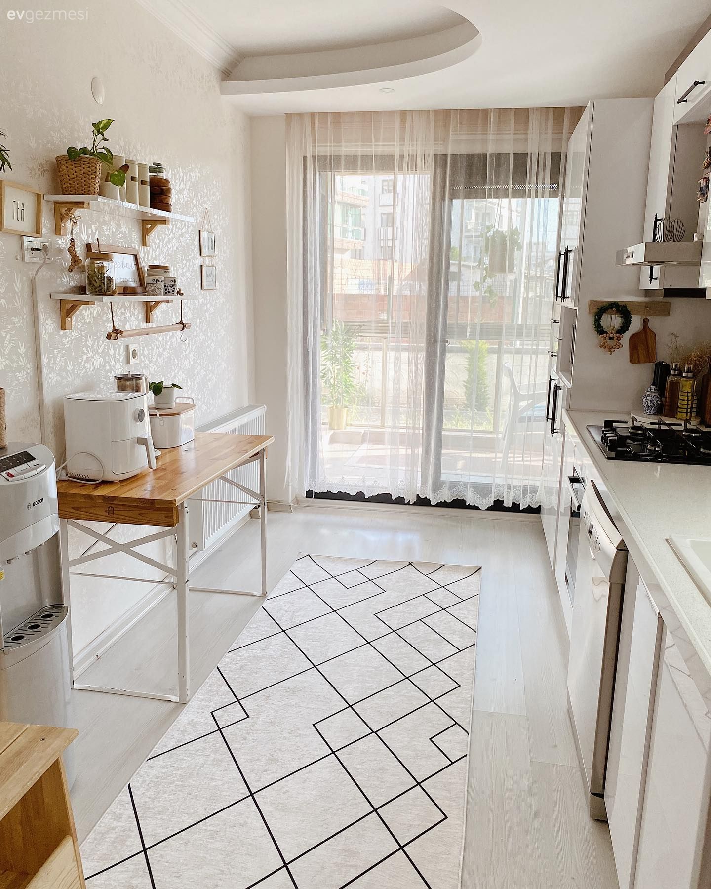 Mutfak, Beyaz, İskandinav, Mutfak tezgahı, Mutfak tezgah arası, Mutfak halısı, Mutfak masası, Mutfak rafı, Tül perde, Perde, Mutfak aksesuarları