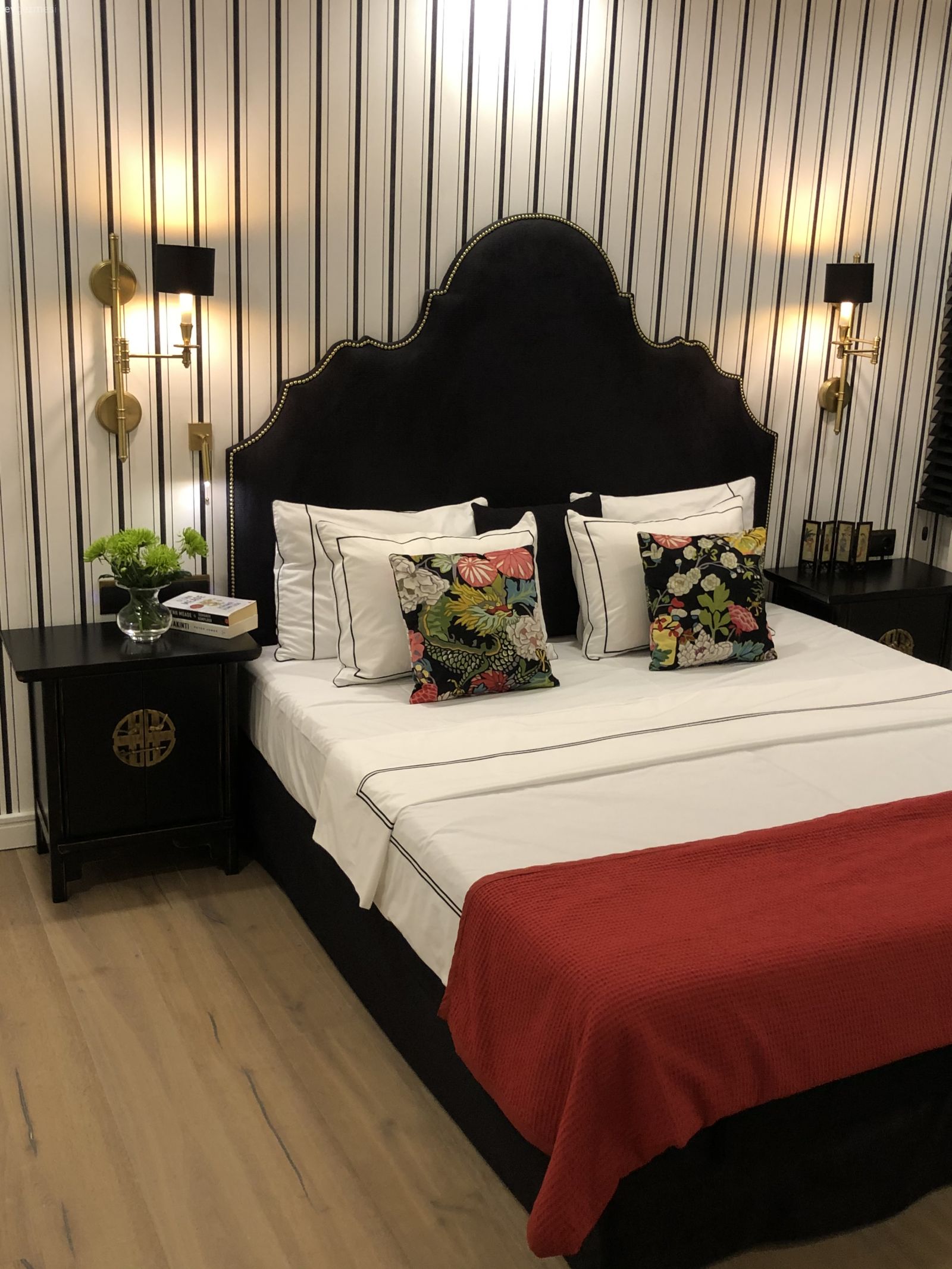 Kırmızıyı Seven Bu Deniz Manzaralı Evde Her Köşe Adeta Bir Sanat Eseri!