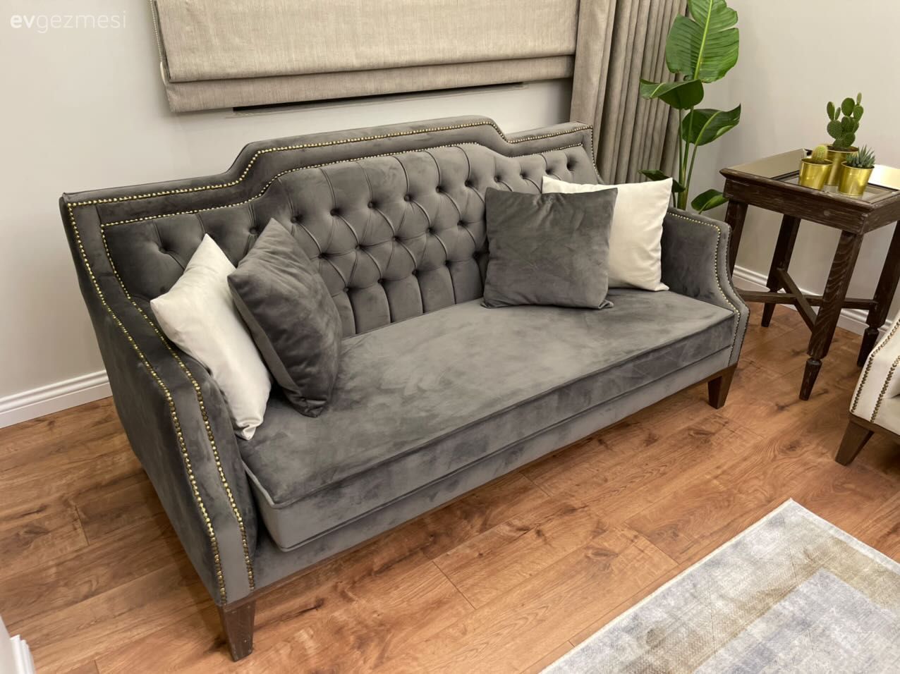 Salon, Gri, Yan sehpa, Sehpa, Katlamalı perde, Perde, Kırlent, Ev tekstili, Halı, Parke, Krem, Bej, Ev bitkisi