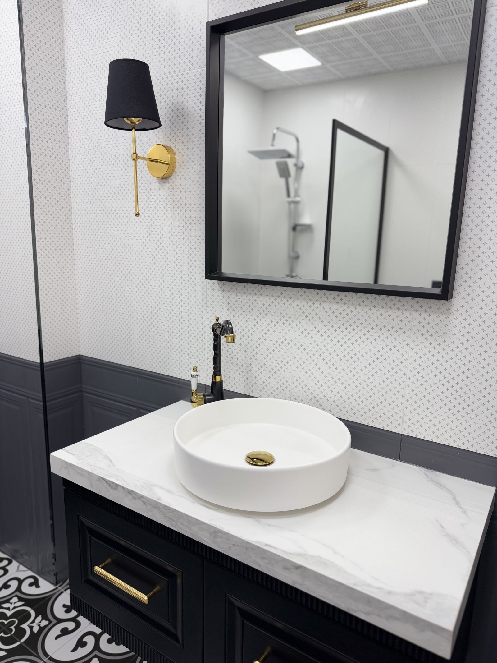 Bu Evdeki Misafir Banyosu Pek Bir Gösterişli