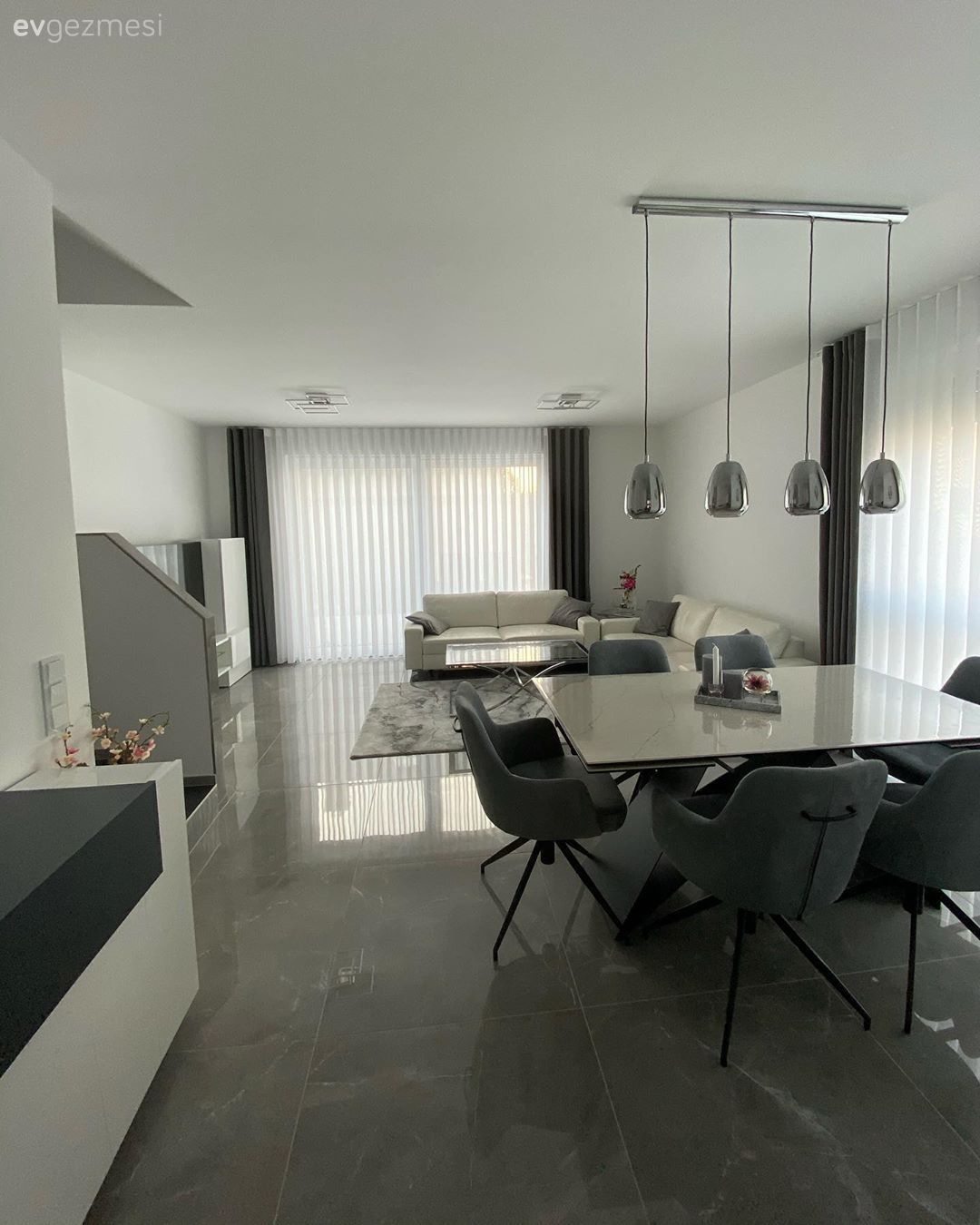 Salon, Beyaz, Modern, Gri, Koltuk takımı, Fon perde, Perde, Tül perde, Orta sehpa, Sehpa, Zemin seramikleri, Yemek odası avizesi, Yemek masası, Sandalye, Tv ünitesi