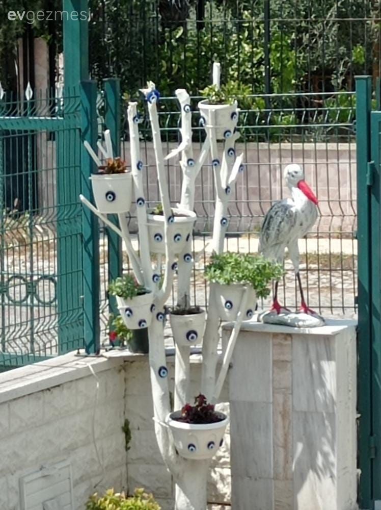 İzmir'deki Bu Ev Renkli Bahçesiyle Karnaval Yerlerini Andırıyor!