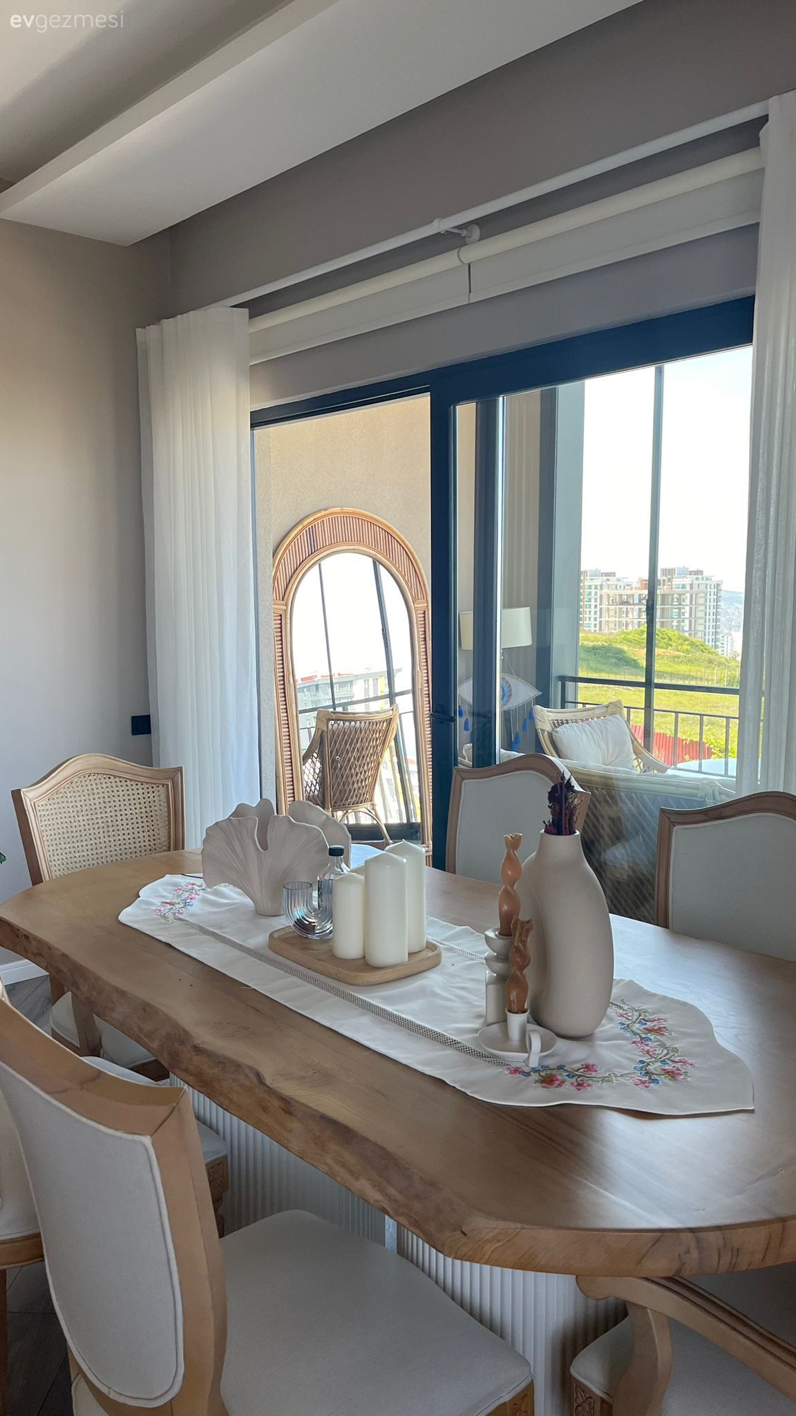 Yemek masası, Sandalye, Ahşap Mobilya, Dekoratif Objeler, Tül perde, Perde