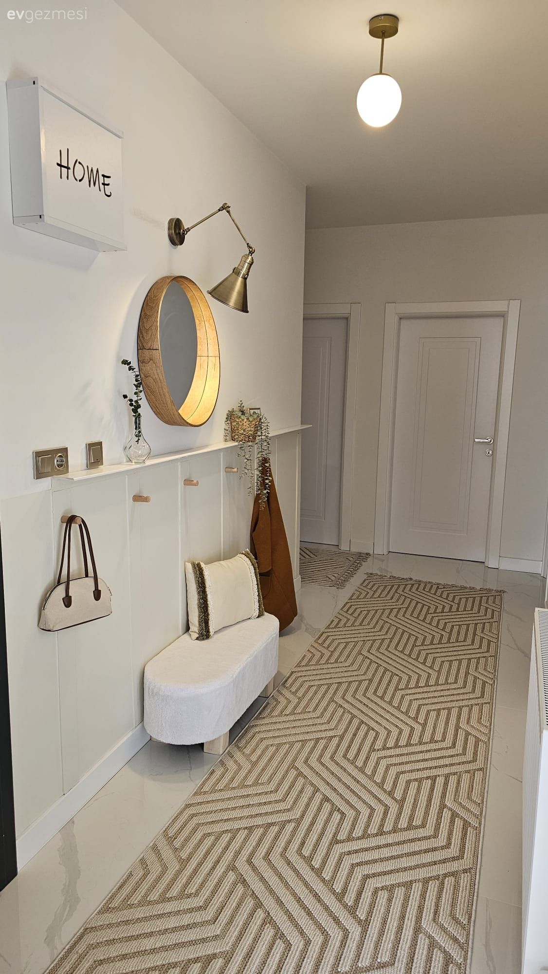Antre, Beyaz, Bej, Krem, Yolluk, Halı, Puf, Ayna, Duvar rafı, Duvar dekorasyonu, Avize, Aydınlatma, Dekoratif Objeler