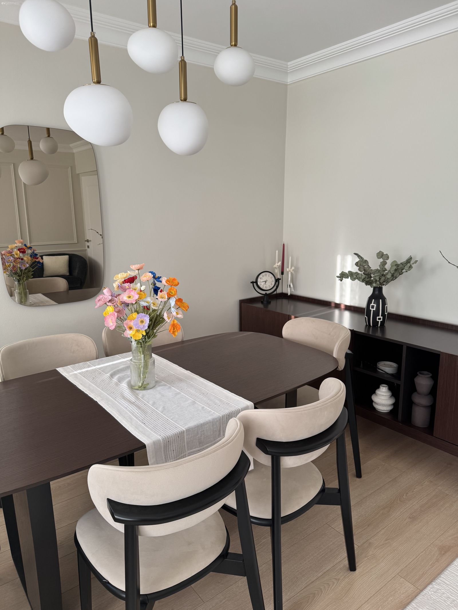 Bu Modern Salonda Krem Koltuklar Ferahlık ve Konfor Kaynağı