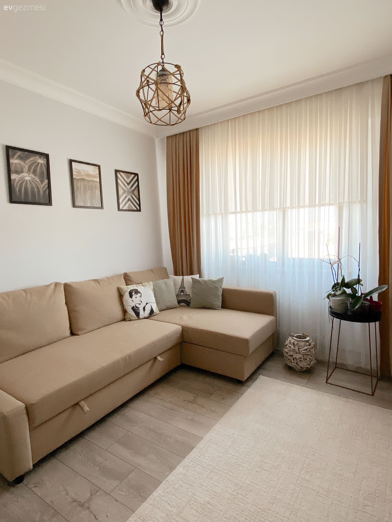 Oturma Odası, Krem, Köşe koltuk, Koltuk takımı, Ev bitkisi, Avize, Aydınlatma, Çerçeve