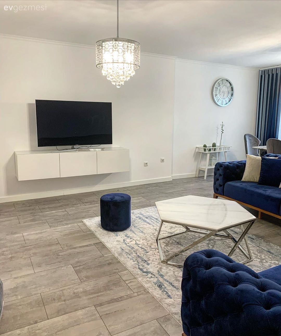 Salon, Modern, Beyaz, Parlament mavisi, Koltuk takımı, Kırlent, Ev tekstili, Orta sehpa, Sehpa, Halı, Salon halısı, Puf, Bej, Avize, Aydınlatma, Salon avizesi, Sandalye, Yemek masası, Vazo, Ev Aksesuar, Tül perde, Perde, Duvar saati, Duvar dekorasyonu, Çiçeklik, Tv ünitesi, Parke