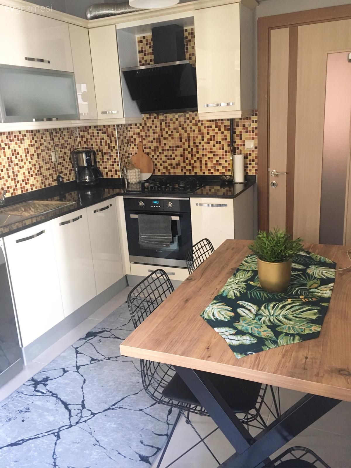 Mutfak, Beyaz, Siyah, Kahverengi, Modern mutfak, Mutfak tezgahı, Mutfak tezgah arası, Tezgah arası seramik, Mutfak halısı, Metal sandalye, Sandalye, Mutfak masası, Masa örtüsü, Ev tekstili, Davlumbaz, Ankastre