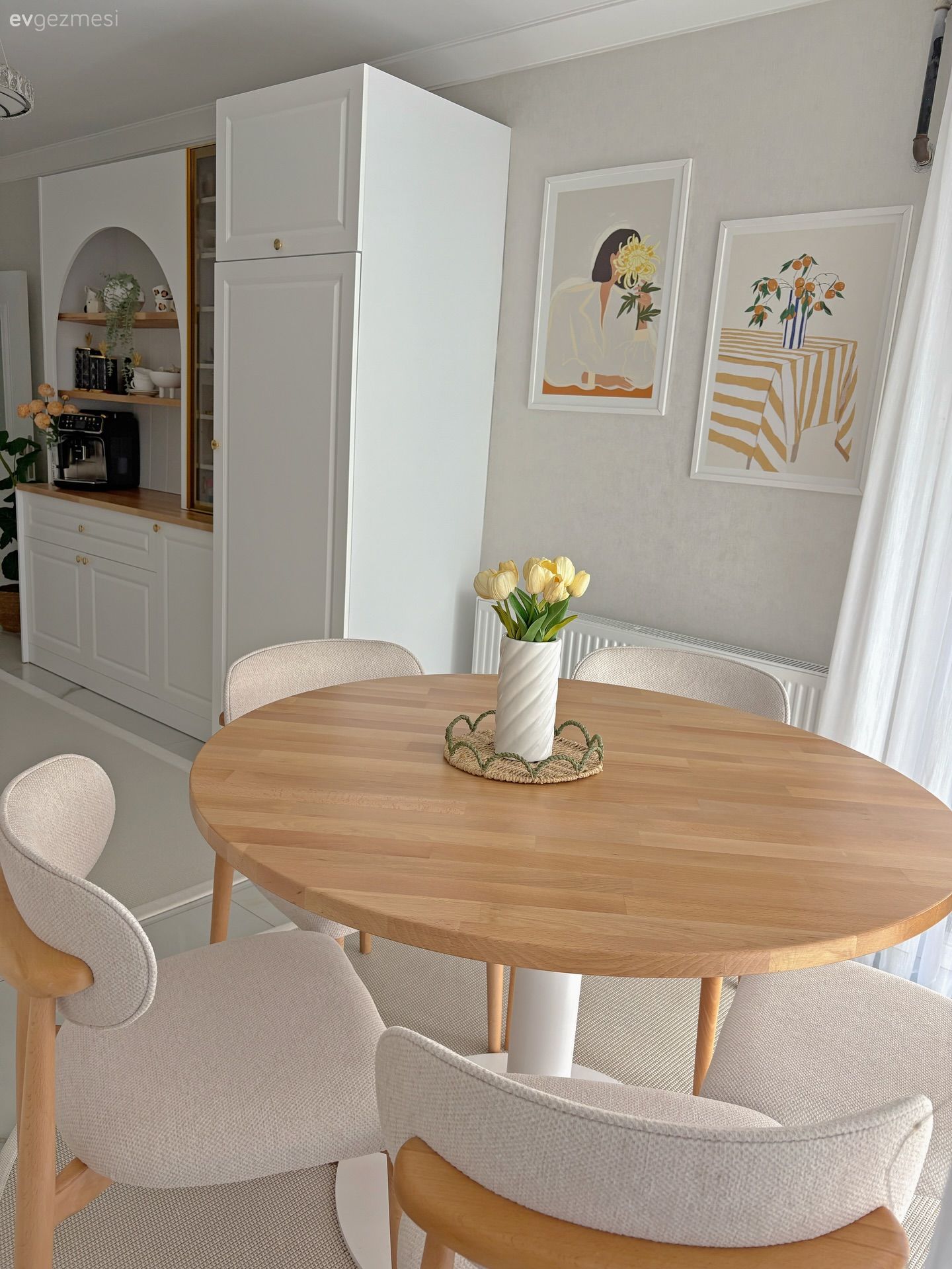 Kahve köşesi, Beyaz, Ahşap mutfak tezgahı, Mutfak tezgahı, Duvar rafı, Duvar dekorasyonu, Dekoratif Objeler, Ev bitkisi, Sandalye, Yemek masası, Mutfak masası, Tül perde, Perde, Ahşap Mobilya