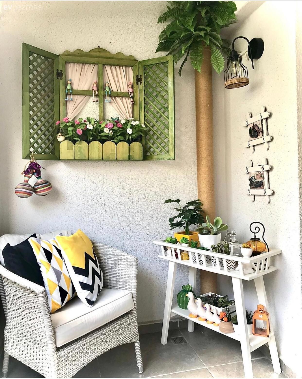 Beyaz, Balkon, Yeşil, Berjer, Çiçeklik, Balkon duvar dekorasyonu, Kırlent, Ev tekstili, Zigzak desen, Pencere duvar dekoru, Duvar dekorasyonu, Ev bitkisi