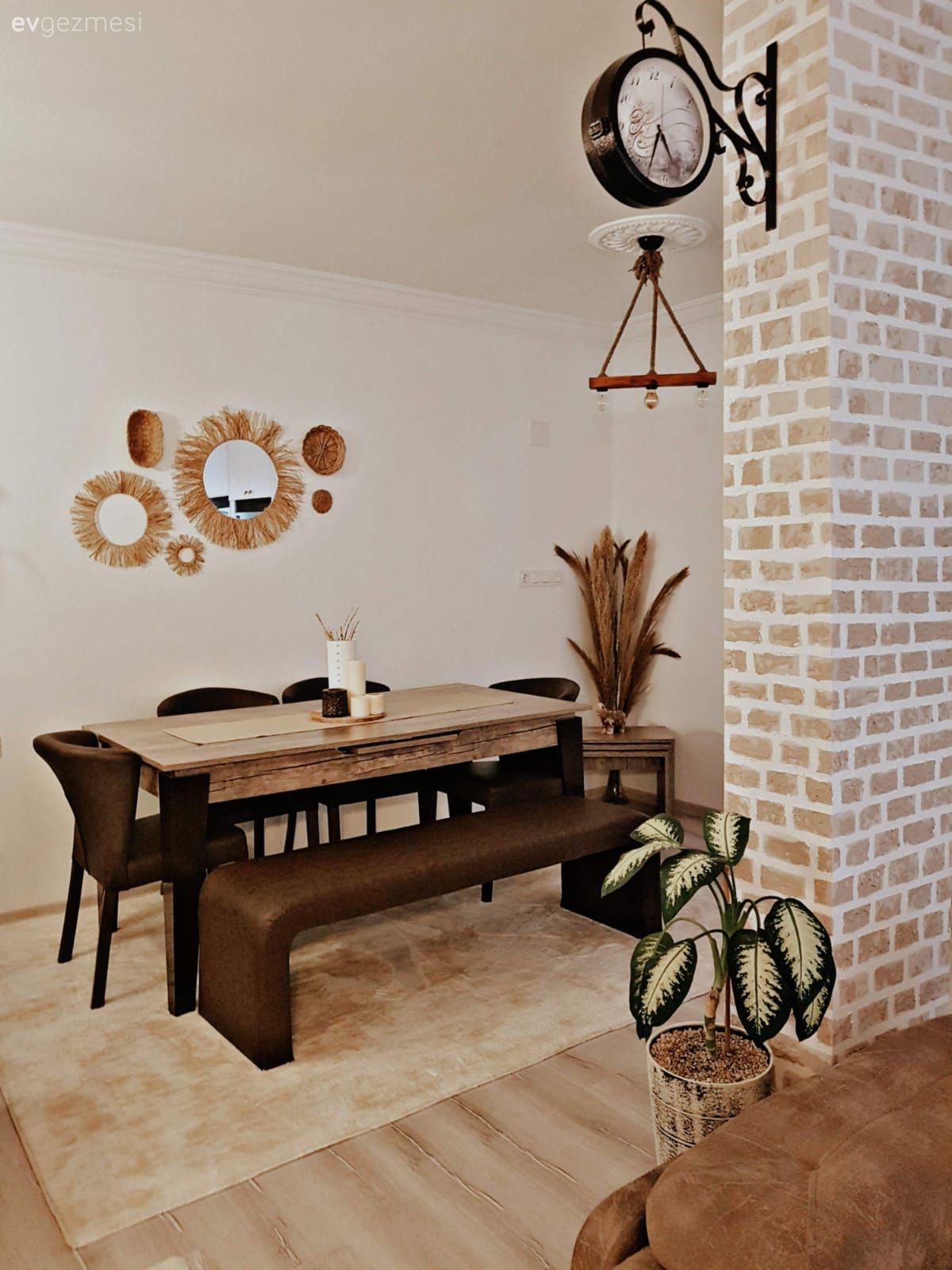 Yemek Odası, Beyaz, Kahverengi, Ahşap Mobilya, Bank, Sandalye, Yemek masası, Duvar dekorasyonu, Halı