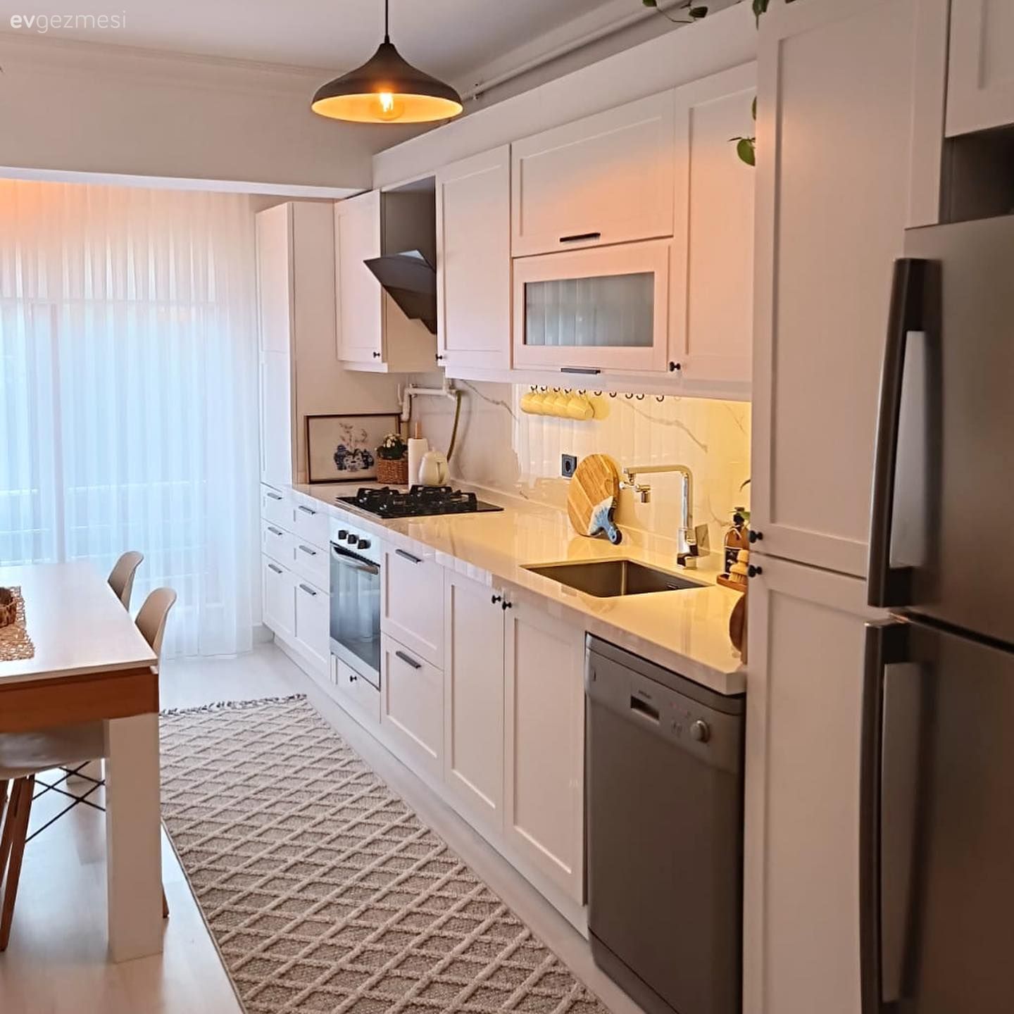 Mutfak, Beyaz, İskandinav, Shaker kapaklı dolaplar, Mutfak tezgahı, Porselen tezgah, Mutfak tezgah arası, Mutfak perdesi, Mutfak Avize Modelleri, Mutfak masası, Sandalye, Siyah, Mutfak aksesuarları, Mutfak halısı