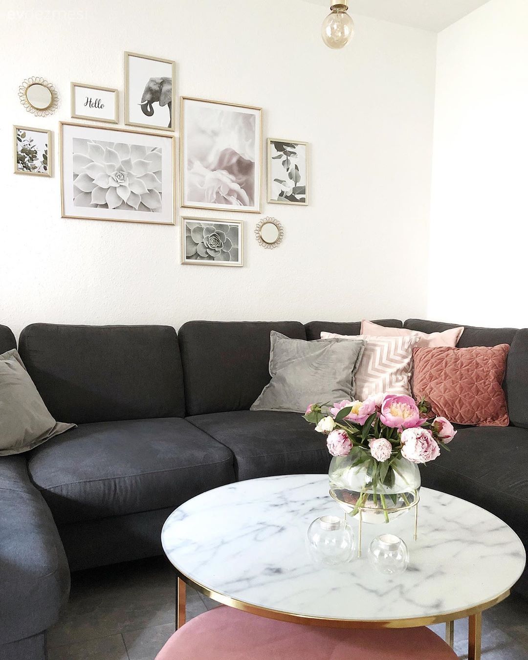 Salon, Gri, Pembe, Altın, Köşe koltuk, Koltuk takımı, Duvar dekorasyonu, Çerçeve, Kırlent, Puf, Mermer sehpa, Metal ayaklı sehpa, Sehpa, Orta sehpa, Aydınlatma, Sarkıt, Salon avizesi