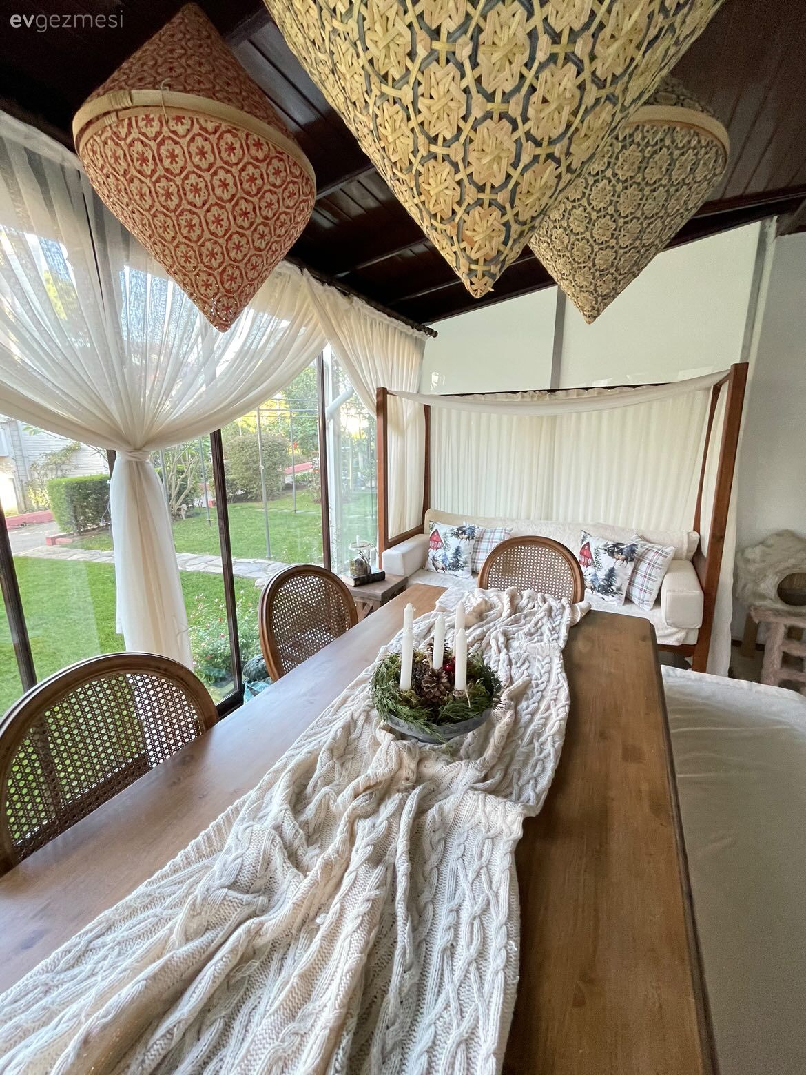 İki Katlı Bu Bahçeli Evde Ahşap ve Bitkilere Doyum Olmuyor!