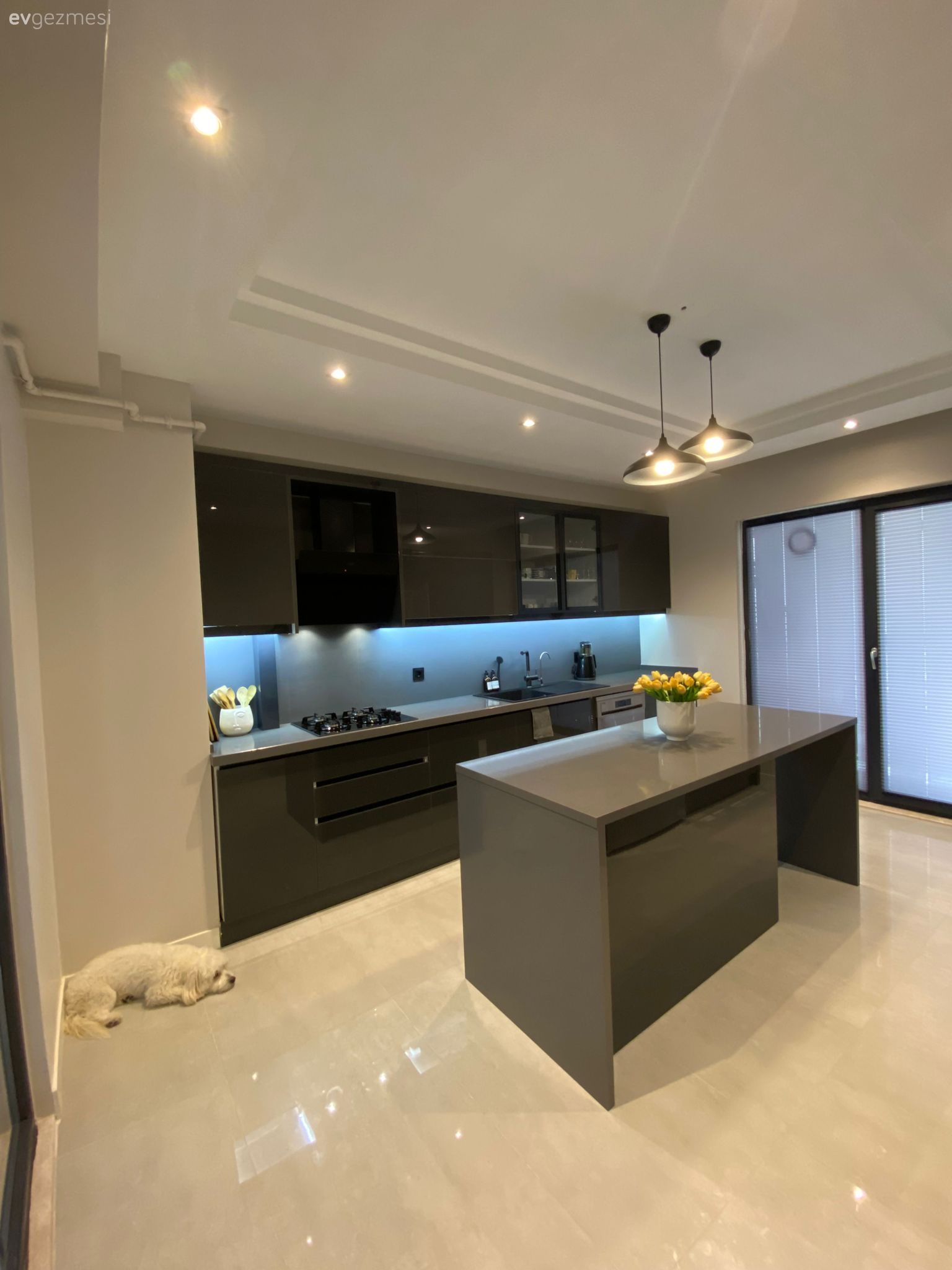 Mutfak, Modern, Siyah, Siyah mutfak, Kulpsuz mutfak dolabı, Mutfak tezgahı, Mutfak tezgah arası, Tezgah arası doğal taş, Ada mutfak, Mutfak Avize Modelleri, Mutfak zemin seramikleri, Led aydınlatma, Aydınlatma, Spot aydınlatma, Ankastre