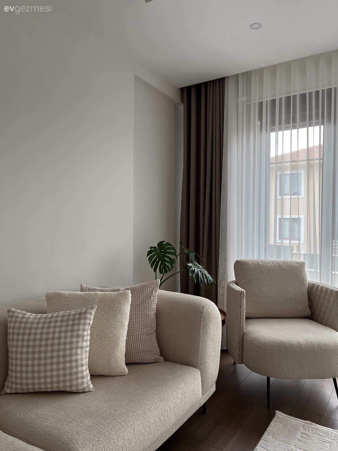 Bu Minimalist Evde Ahşap Detaylarla Monotonluğun Önüne Geçilmiş!