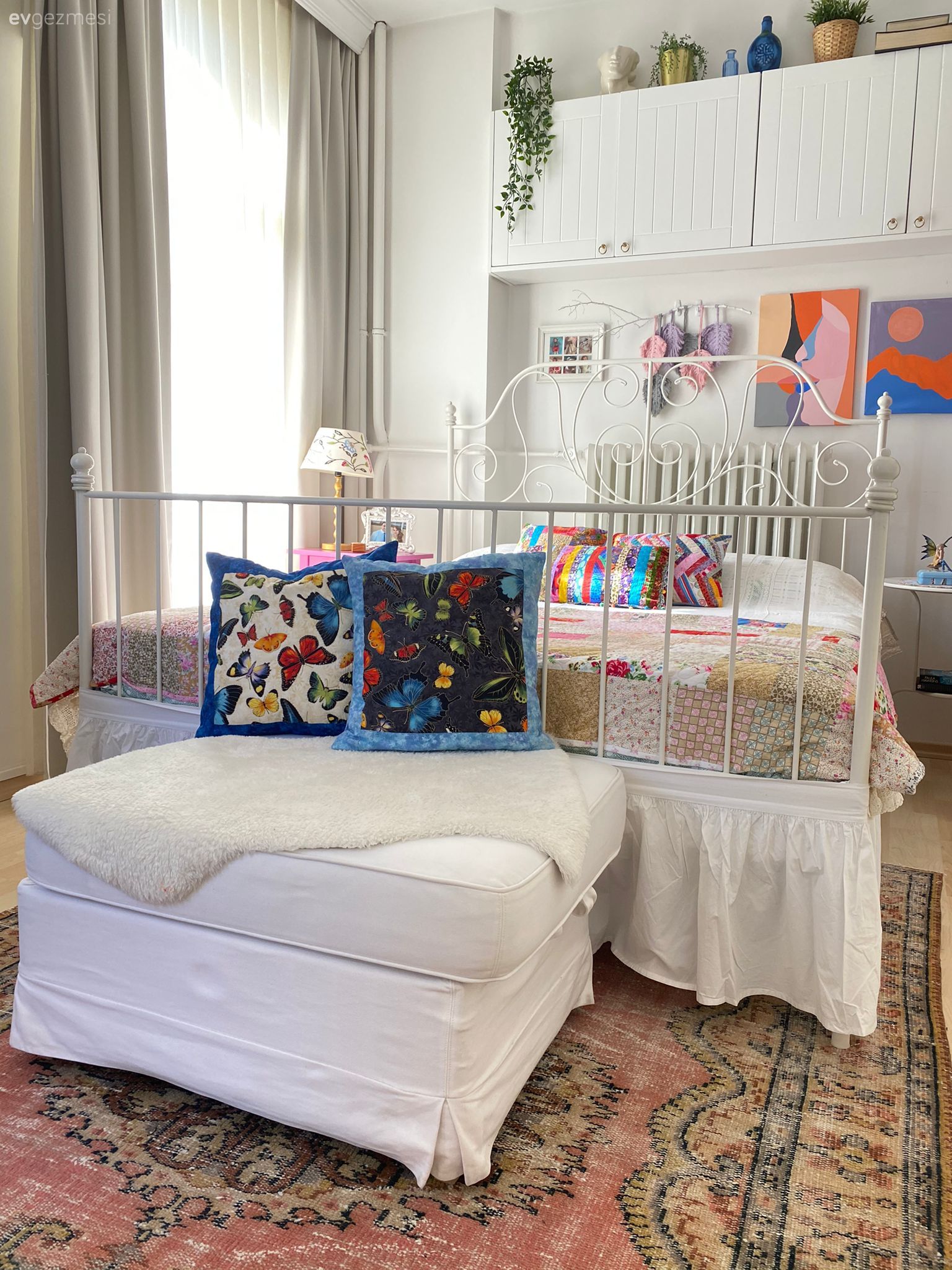 Yatak Odası, Beyaz, Pembe, Mavi, Yatak başlığı, Puf, Bank, Desenler, Özel yapım dolaplar, Dolap, Hasır avize, Bohem Dekorasyon, Ev bitkisi, El dokuma halı, Halı, Country