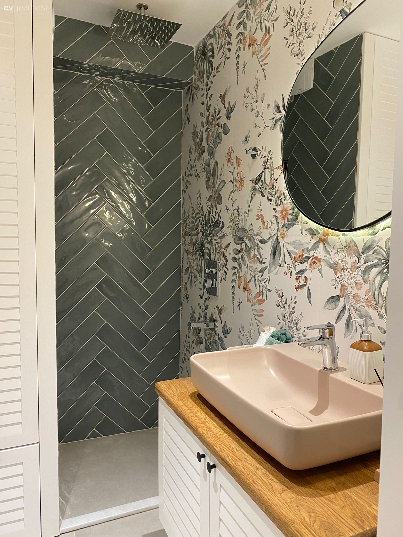 Banyo, Beyaz, Krem, Bej, Duvar kağıdı, Duvar dekorasyonu, Banyo seramikleri, Banyo dolabı, Banyo aydınlatması, Lambri, Aplik, Aydınlatma, Yuvarlak ayna, Dekoratif ayna, Banyo aynası