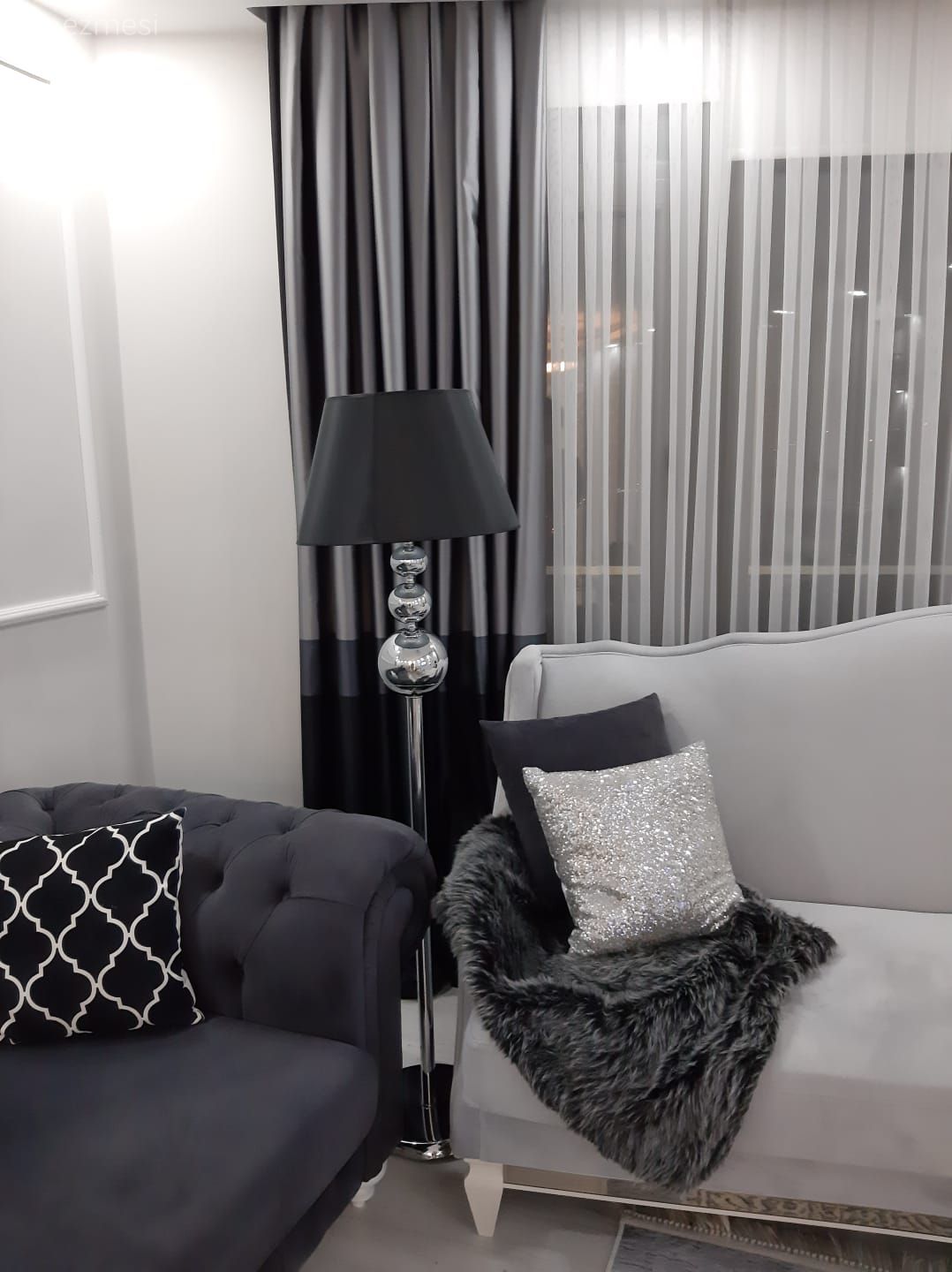 Salon, Klasik, Gri, Beyaz, Gümüş, Koltuk takımı, Modern chesterfield, Fon perde, Perde, Tül perde, Lambader, Aydınlatma, Kırlent, Antrasit  , Duvar çıtalama