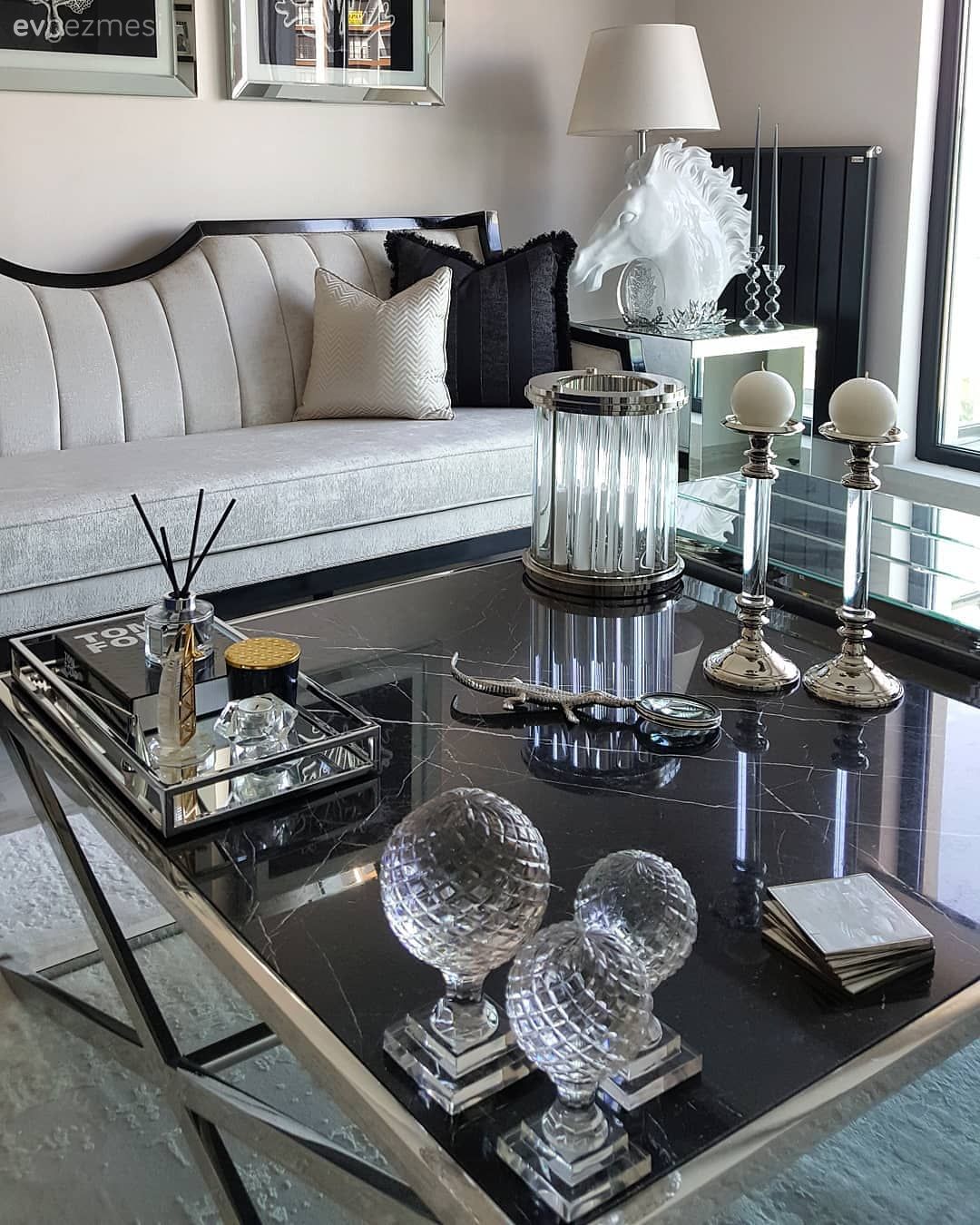 Salon, Art deko, Beyaz koltuk, Siyah, Orta sehpa, Sehpa, Sehpa üstü aksesuarı, Ev Aksesuar, Ayna çerçeve, Aynalı aksesuar, Mumluk, Abajur, Aydınlatma, Duvar dekorasyonu