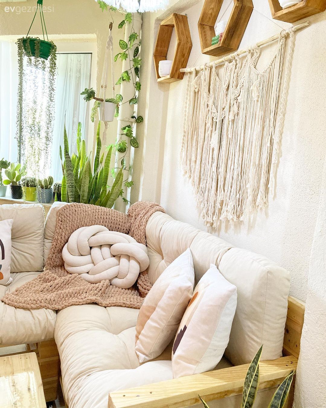 Balkon, Kapalı balkon, Balkon oturma grubu, Krem, Bej, Ev bitkisi, Makrome, Pudra pembe