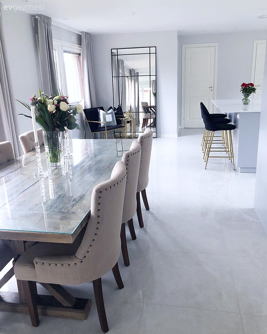 Boy aynası, Ayna, Siyah, Lacivert, Altın, Beyaz, Ev bitkisi, Vazo, Ev Aksesuar, Pampas otu, Berjer, Sandalye, Açık konsept yaşam alanı, Yemek masası, Çiçekler, Zemin seramikleri, Fon perde, Perde, Vizon