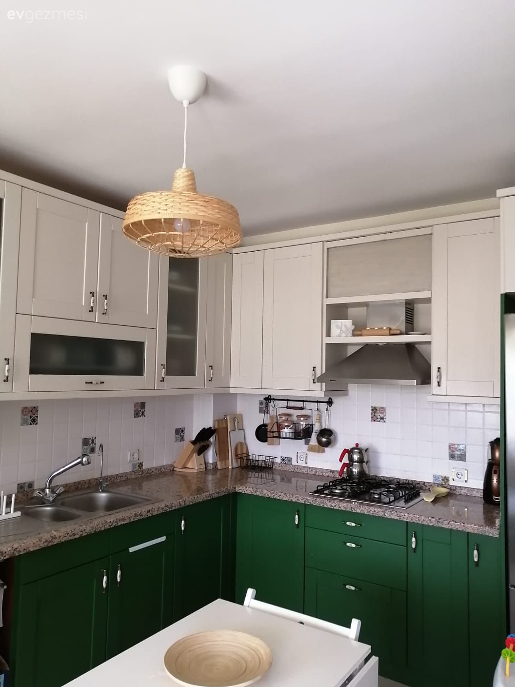Mutfak, Beyaz, Yeşil, Mutfak tezgahı, Mutfak tezgah arası, Tezgah arası seramik, Mutfak masası, Sandalye, Mutfak Avize Modelleri