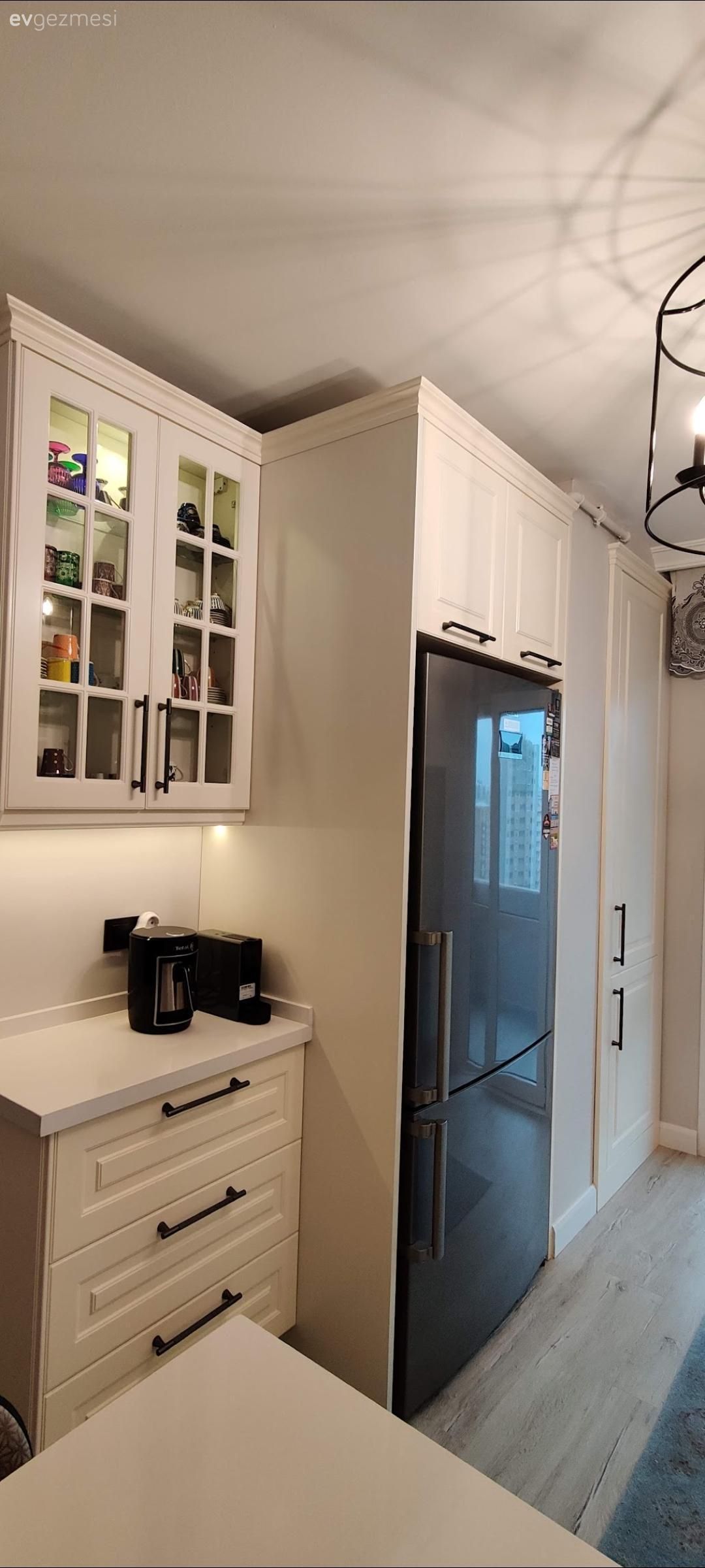 Mutfak, Beyaz, Mutfak tezgahı, Mutfak tezgah arası, Shaker kapaklı dolaplar, Mutfak Avize Modelleri, Mutfak halısı