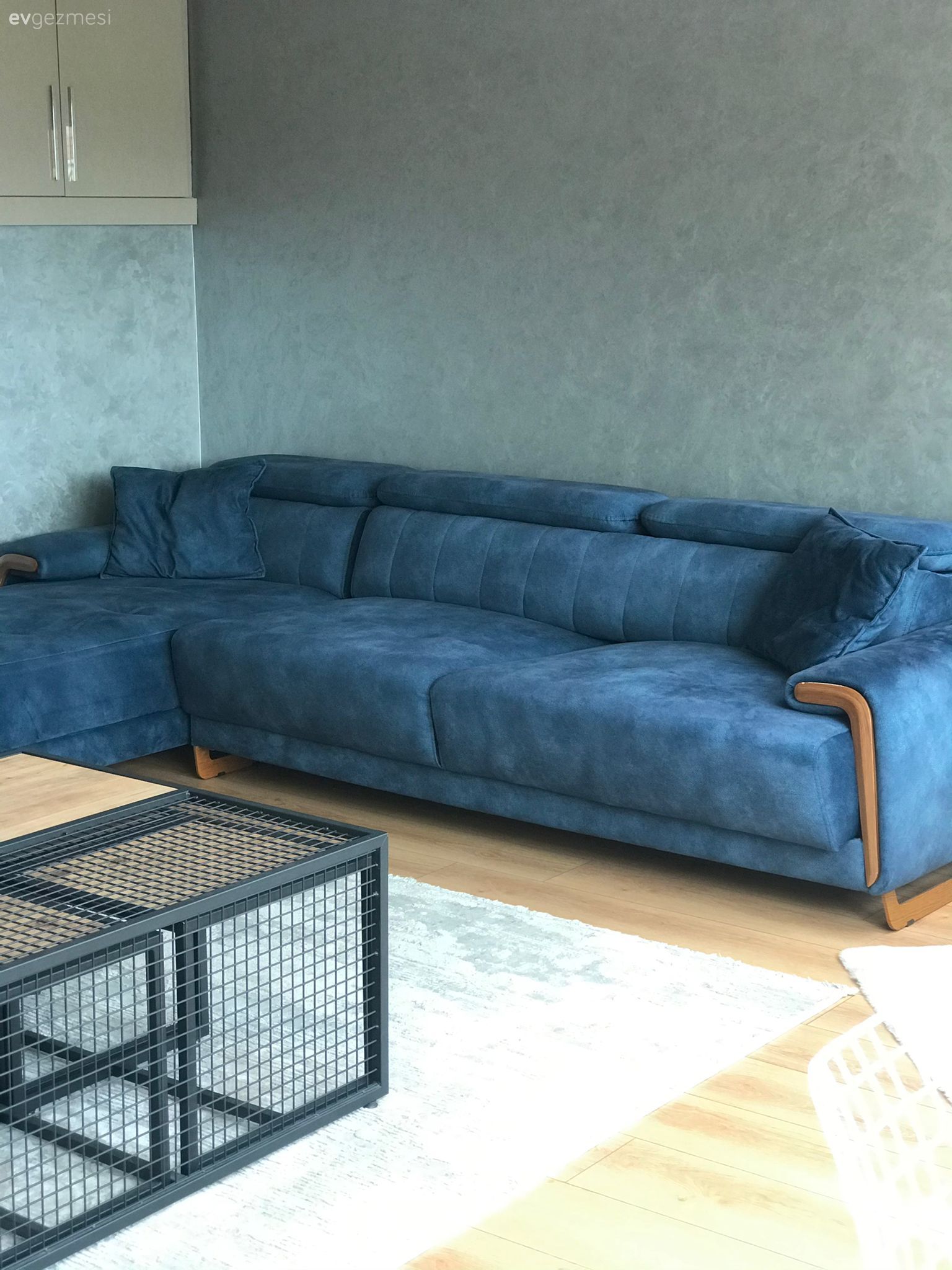 Gri duvar, Mavi, Siyah, Koltuk takımı, Uzanma koltuklu köşe, Köşe koltuk, Orta sehpa, Sehpa, Halı