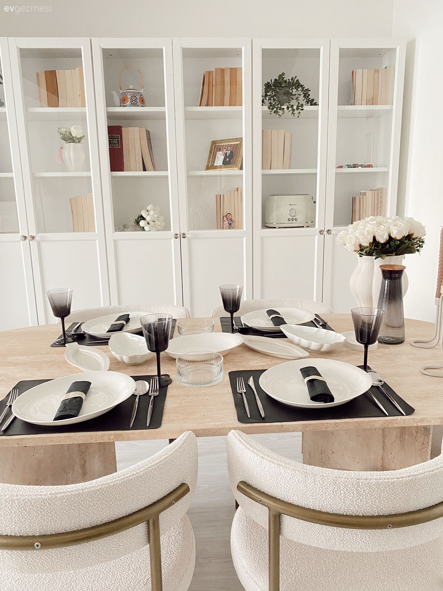 Bu İstanbul Evinde Şıklığın Yolu Beyazdan Geçiyor