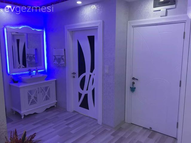 Antre, Beyaz, Lazer kesim kapı, Ayna, Led aydınlatma, Aydınlatma, Spot aydınlatma, Banyo lavabosu
