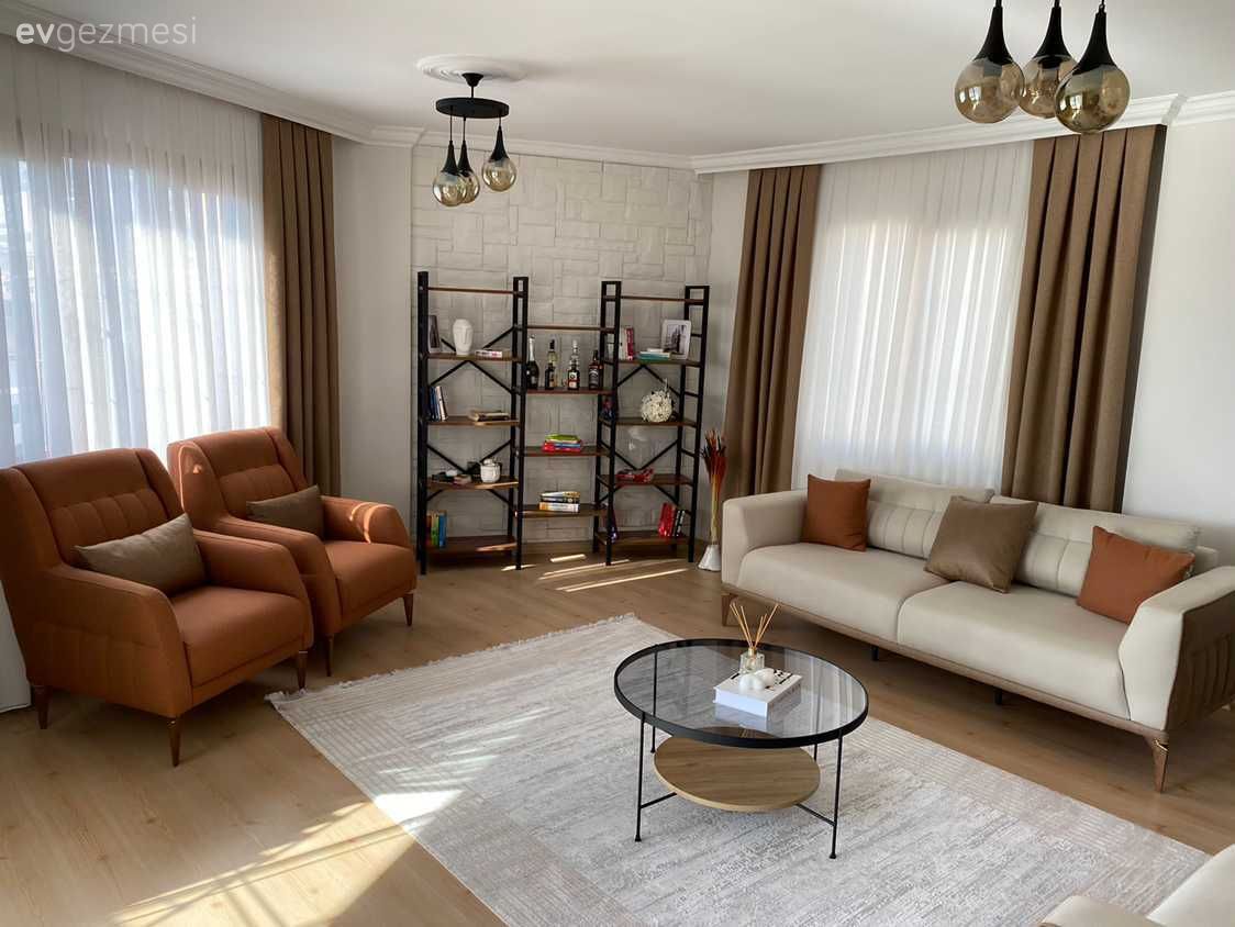 Salon, Modern, Krem, Bej, Turuncu, Siyah, Koltuk takımı, Berjer, Vitrin, Halı, Orta sehpa, Sehpa, Tablo, Duvar dekorasyonu, Kırlent, Ev tekstili, Avize, Aydınlatma, Salon avizesi, Fon perde, Perde, Tül perde, Yuvarlak sehpa