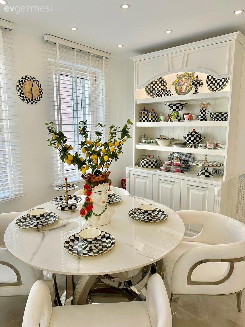 Mutfak, Country mutfak, Beyaz, Kahve köşesi, Mutfak aksesuarları, Sandalye, Mutfak masası, Spot aydınlatma, Aydınlatma, Vazo, Ev Aksesuar, Yapay çiçekler