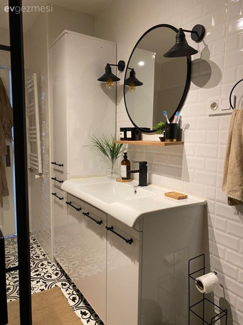 Banyo, Beyaz, Siyah, Modern banyo, Banyo seramikleri, Banyo aynası, Aplik, Aydınlatma, Siyah- Beyaz, Jüt halı, Halı, Stencil, Mobilya boyama