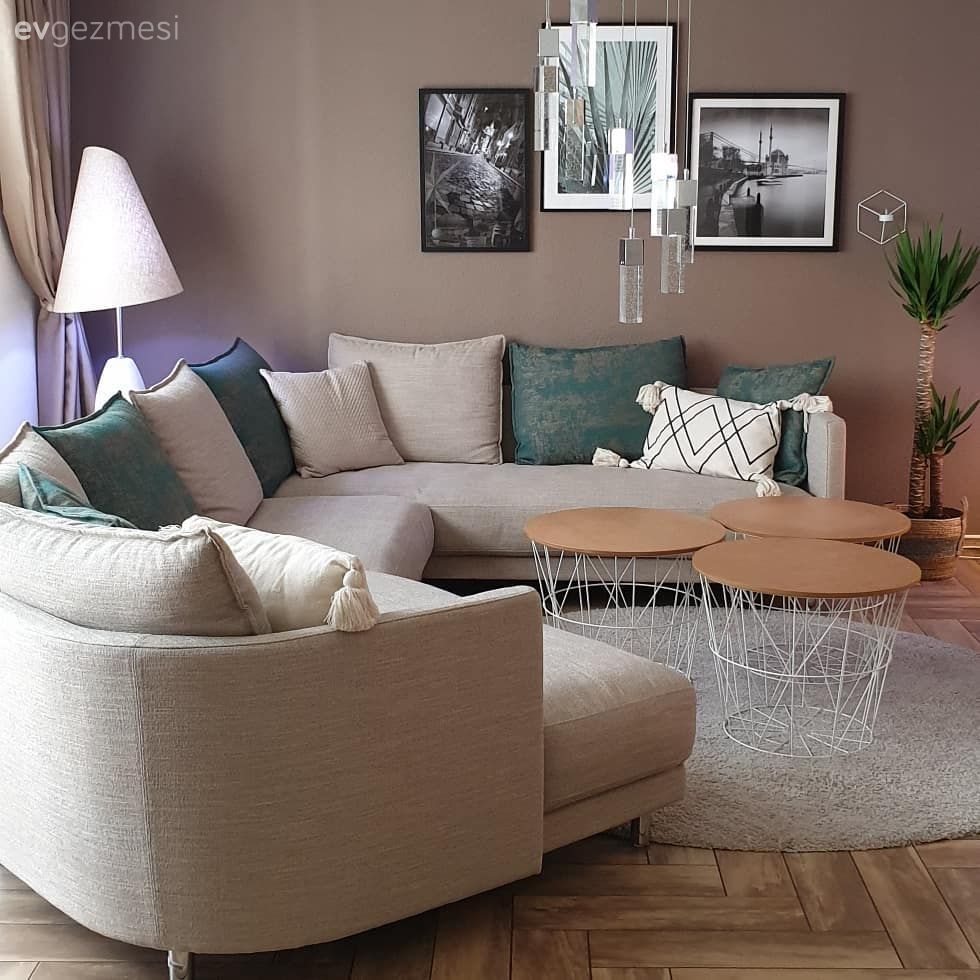 Salon, Bej, Yeşil, Kahverengi, Köşe koltuk, Koltuk takımı, Kırlent, Ev tekstili, Tablo, Duvar dekorasyonu, Kahverengi duvar rengi, Fon perde, Perde, Tül perde, Orta sehpa, Sehpa, Metal ayaklı sehpa, Sarkıt, Aydınlatma, Yuvarlak halı, Halı, Salon halısı, Abajur, Ev bitkisi, Parke