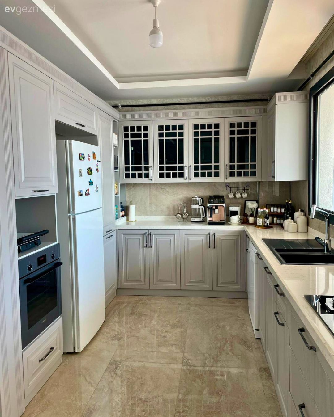 Mutfak, Modern mutfak, Gri, Bej, U-tipi mutfak, Mutfak tezgahı, Mutfak tezgah arası, Eviye , Shaker kapaklı dolaplar, Mutfak aksesuarları, Mutfak zemin seramikleri, Ankastre