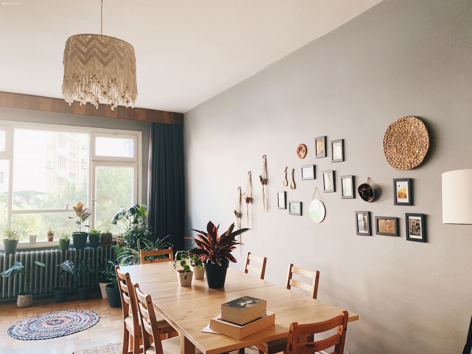 Bohem Dekorasyon, Ahşap Mobilya, Yemek masası, Sandalye, Çerçeve, Hasır avize, Saksı, Fon perde, Perde, Tül perde, Ev bitkisi