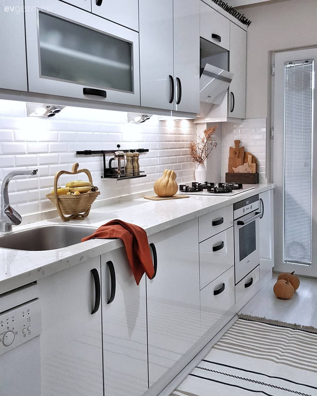 Mutfak, Beyaz mutfak, Mutfak tezgahı, Mutfak tezgah arası, Metro seramik, Seramik, Mutfak halısı, Davlumbaz, Mutfak aksesuarları