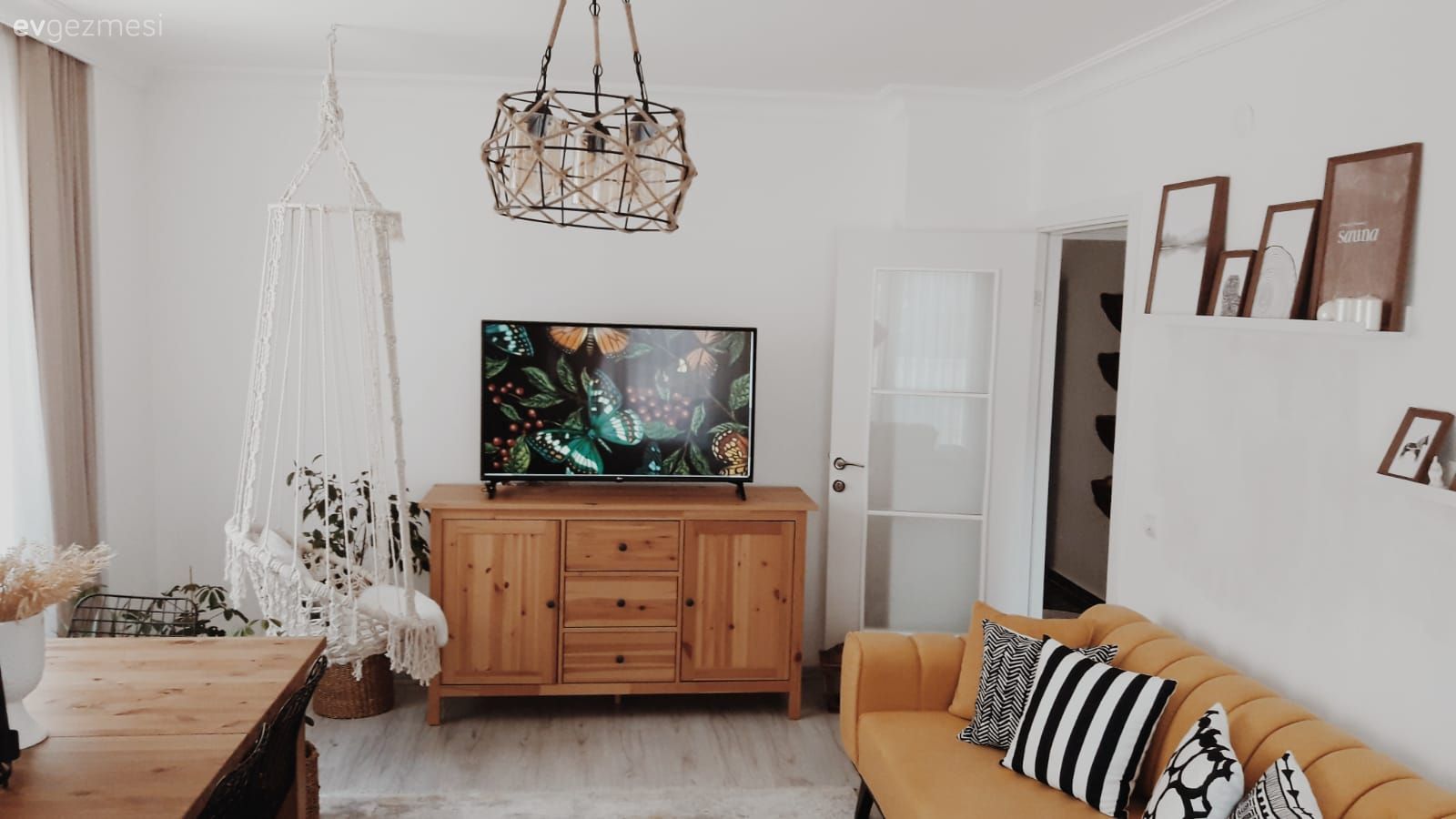 Salon, Ahşap Mobilya, Hardal, Kahverengi, Bej, Siyah, Metal sandalye, Sandalye, Tavana monte salıncak, Salıncak, Halı, Salon halısı, Tv ünitesi, Salon avizesi, Avize, Aydınlatma, Siyah- Beyaz, Kırlent, Ev tekstili, Duvar dekorasyonu