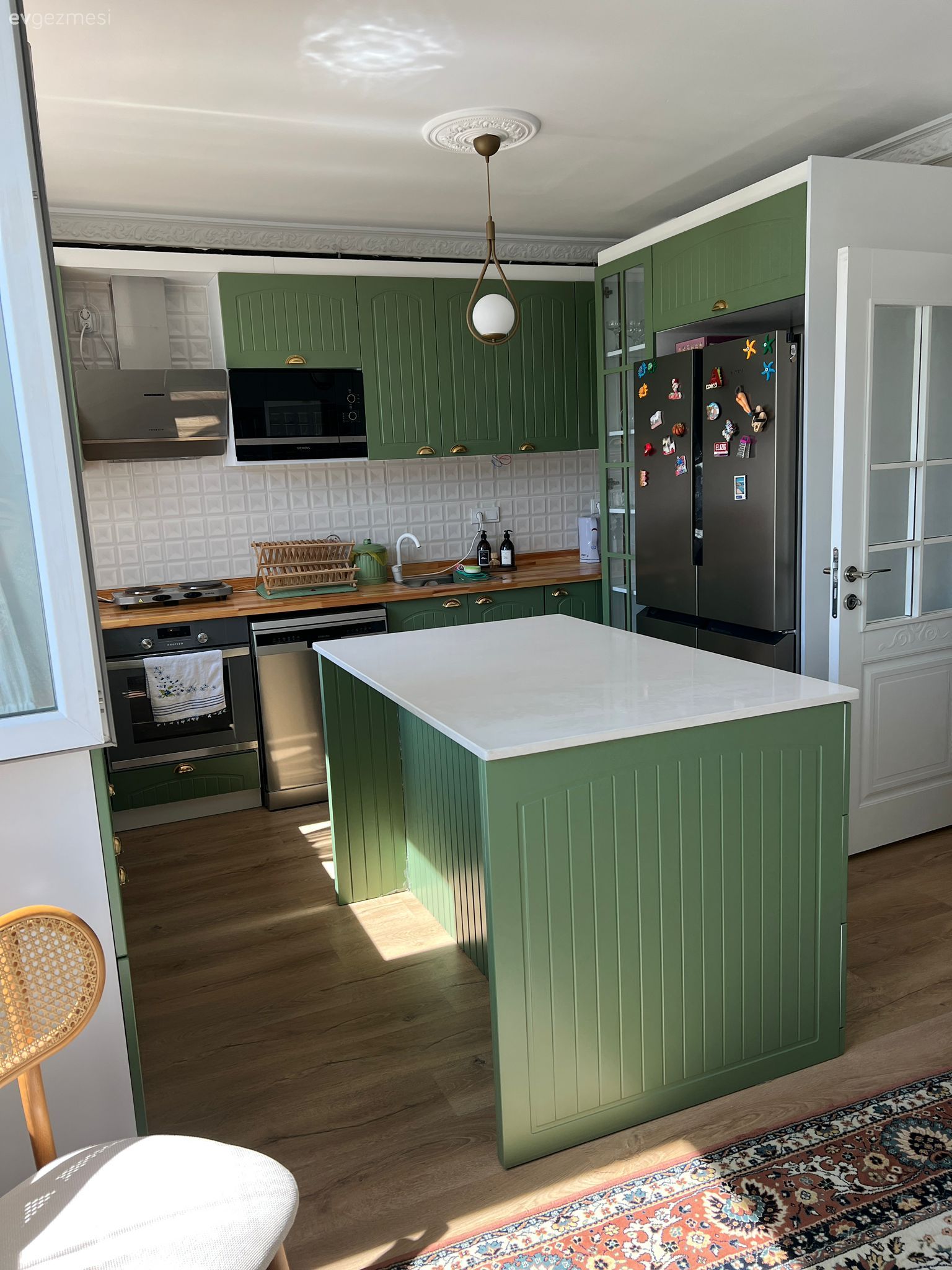 Bu Geniş Mutfağın Bir Tarafında Yeşil Dolaplar Var Diğerinde Kiler!
