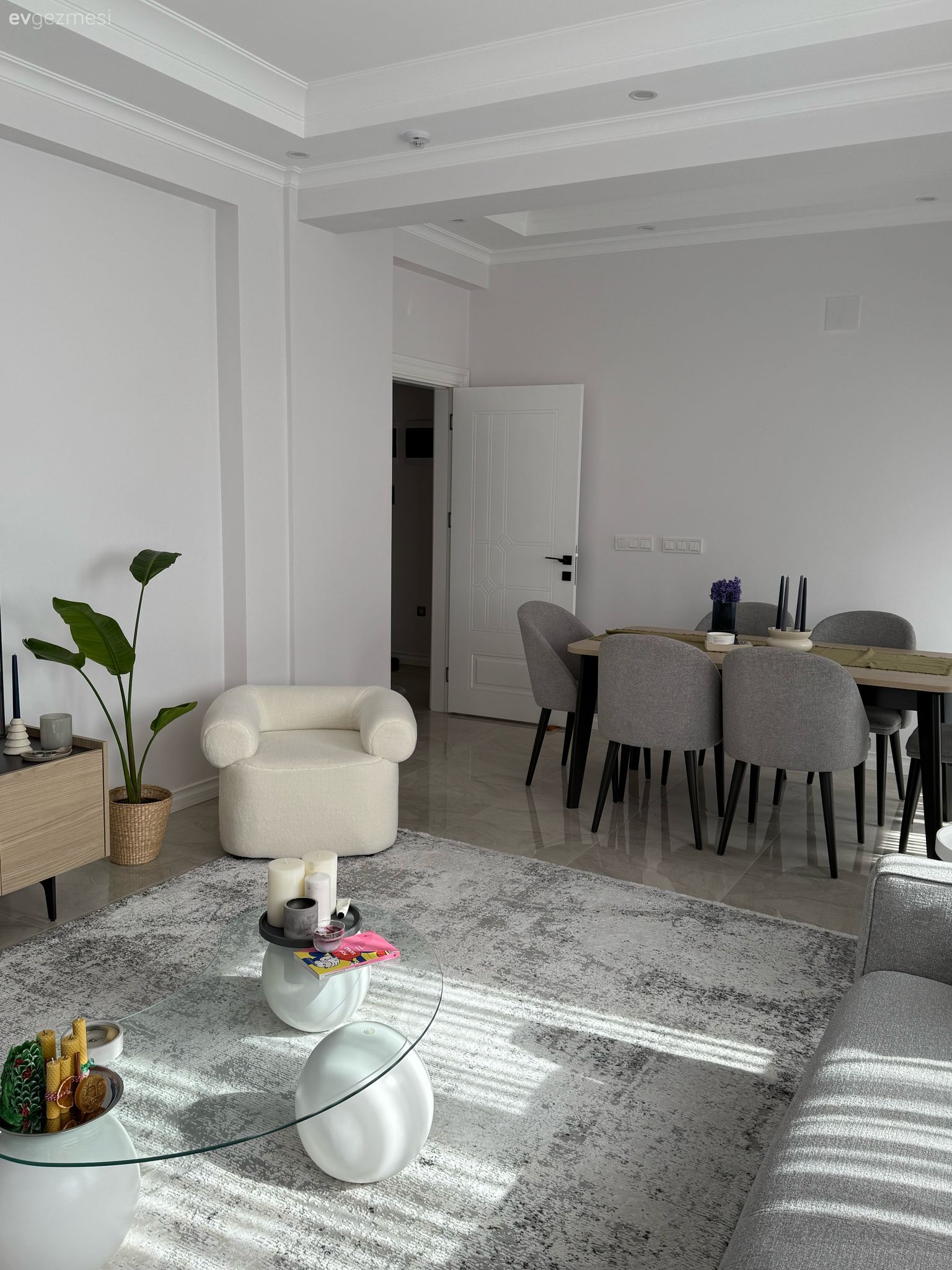 Muğla'daki Bu Evde Gri ve Beyazın Yeri Çok Ayrı