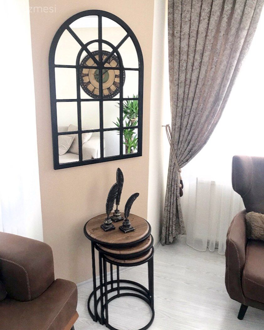 Salon, Modern, Kahverengi, Siyah, Koltuk takımı, Berjer, Zigon sehpa, Sehpa, Pencere duvar dekoru, Duvar dekorasyonu, Fon perde, Perde, Tül perde, Ayna, Dekoratif Objeler
