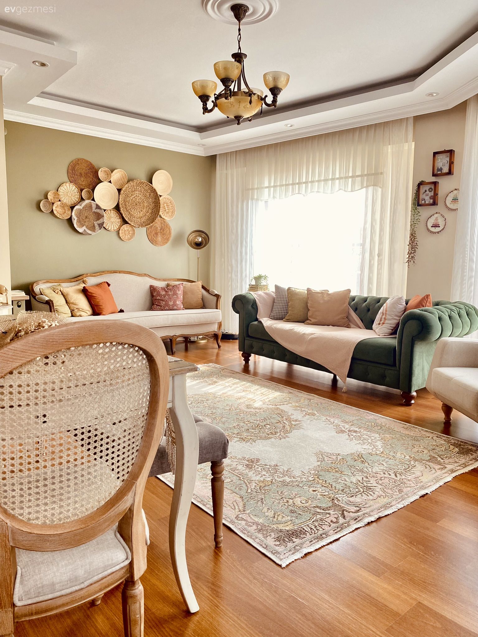 Salon, Bohem Dekorasyon, Yeşil, Turuncu, Beyaz, Krem, Hasır, Ahşap Mobilya, Koltuk takımı, Chesterfield, Tül perde, Perde, Duvar panosu, Duvar dekorasyonu, Halı, Salon halısı, Avize, Aydınlatma, Salon avizesi, Berjer, Sandalye, Country