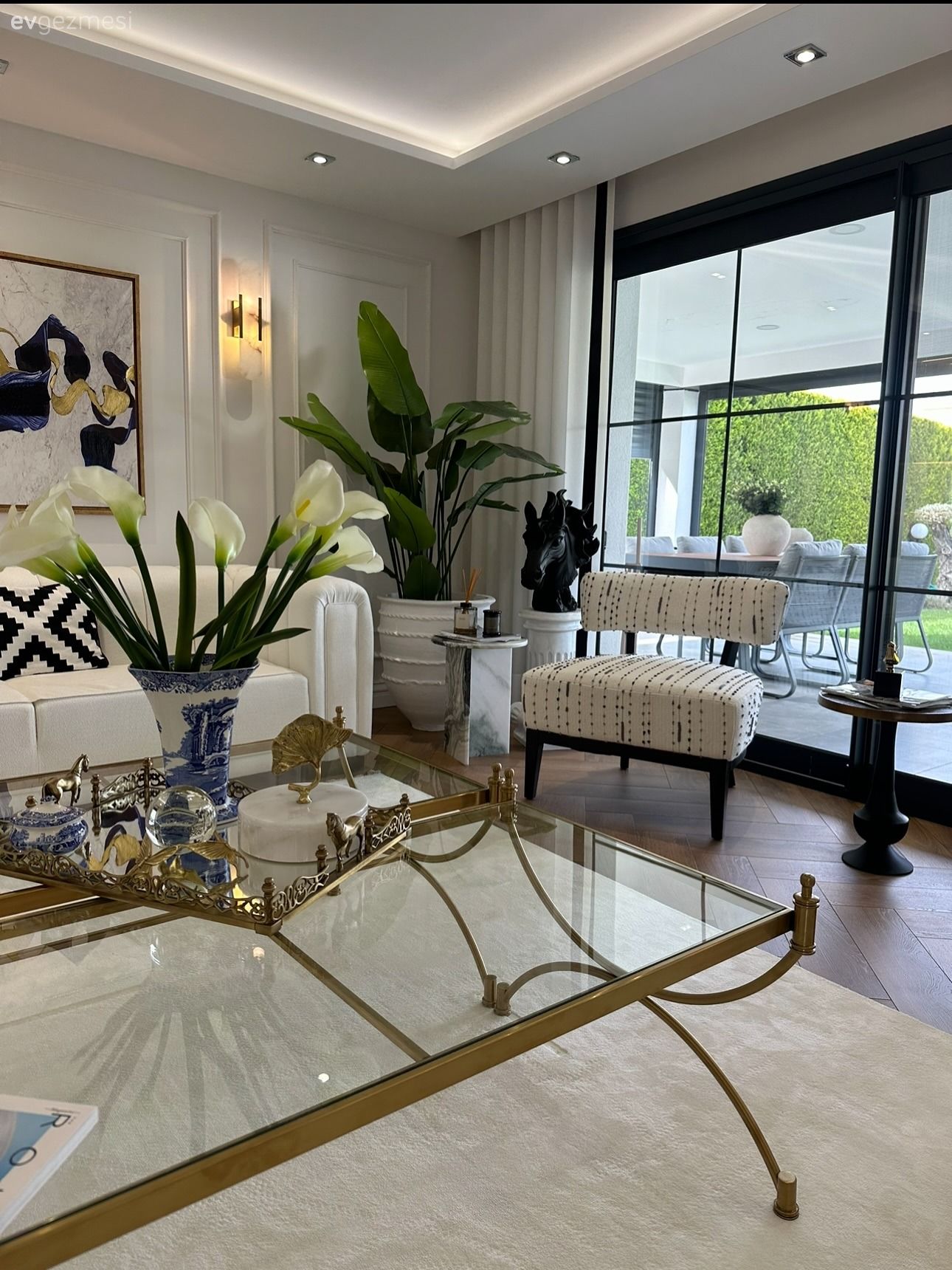 Bu İzmir Evinin Salonu Hem İddialı Hem Natürel